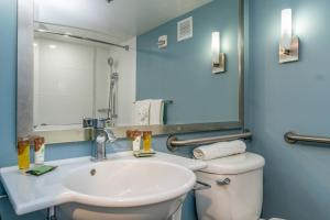 Ala Moana Hotel Room Near Beach