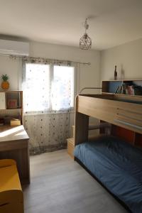 Proche Sanary, grand appartement lumineux dans villa, 3 CH avec terrasse et jardin , climatisé SIX FOURS LES PLAGES 300m de la mer