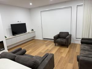 Modern Home Near Airport