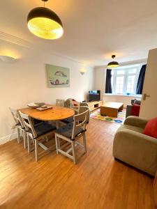 Central Mews House Close to Beach with Parking