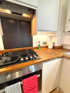 Central Mews House Close to Beach with Parking