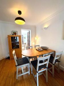 Central Mews House Close to Beach with Parking