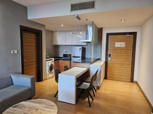 Deluxe Family, Dua Sentral