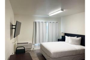 Deluxe Queen Room - Non-Smoking room in Studio 6 Pasco WA