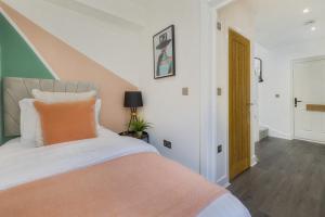 Spacious 3BR Hove Home - Sleeps 8 - Free Parking