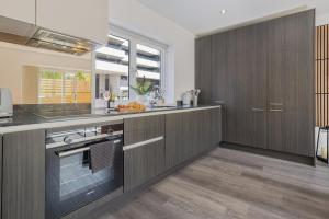 Spacious 3BR Hove Home - Sleeps 8 - Free Parking