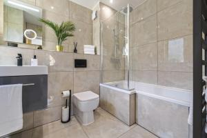 Spacious 3BR Hove Home - Sleeps 8 - Free Parking