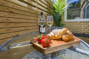 Spacious 3BR Hove Home - Sleeps 8 - Free Parking