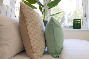 Spacious 3BR Hove Home - Sleeps 8 - Free Parking