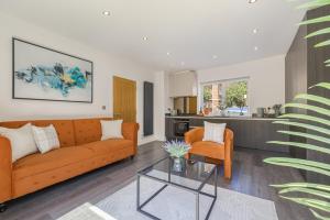 Spacious 3BR Hove Home - Sleeps 8 - Free Parking