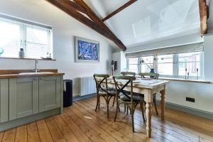 Spacious 2 Bedroom Coach House in Cley Norfolk