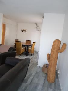 Appartements BEZIERS, Chez Chrystel et Pierre, Proche hopital et commodites 2 chambres, appartement cosy dans residence, place de parking privee, 10mn de la mer en voiture : Appartement 2 Chambres