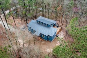 Creekside Cabin with Views and Hot Tub in Broken Bow - 3hvězdičkové hotely ve městě Broken Bow