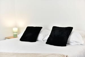 4-Bedroom Semi-Detached Home Swansea l Near Beach l Sleeps 8 l 8 Beds l By JMT Stays