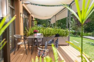 Sani More & Sani Woods