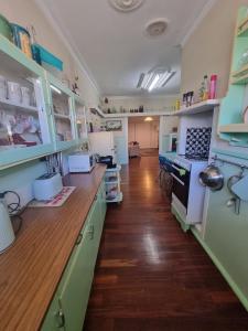 Albert Road Cottage - late art deco 3 bedroom house and caravan