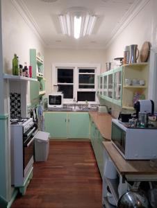 Albert Road Cottage - late art deco 3 bedroom house and caravan