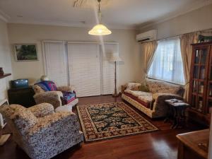 Albert Road Cottage - late art deco 3 bedroom house and caravan