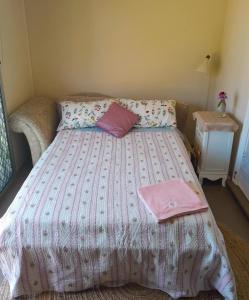 Albert Road Cottage - late art deco 3 bedroom house and caravan