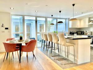 Spacious 3-bedroom Holloway Flat with Patio & WiFi near Islington, Emirates Stadium & Camden by NourNest Apartments