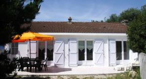 Maison 3 chambres , terrasse plein sud, 5 mn de la plage et foret