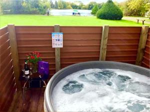 Willow Lodge 13 Hot Tub