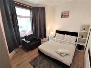 4 Bedroom House 8min walk to EastHam Station