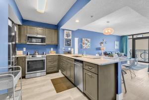 Escape the Cold with Indoor Hot Tub - Heated Pool - Lazy Rivers - King Bed - Gym