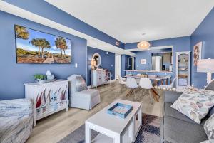 Escape the Cold with Indoor Hot Tub - Heated Pool - Lazy Rivers - King Bed - Gym