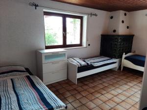 ROOM in apartment LOT SPACE & option COOKING & terrace - 9 km from A8 highway & superfast self checkin