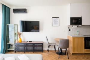 Modern Flow Apartment by Bookinghost