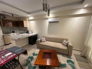 Family Apt, Pool and 2BR with 3 Beds