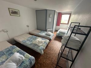 Auberges de jeunesse Auberge de Jeunesse HI Boulogne-sur-Mer : Chambre Quadruple avec Salle de Bains