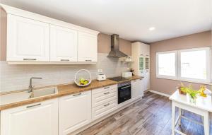 4 Bedroom Lovely Home In Vinisce