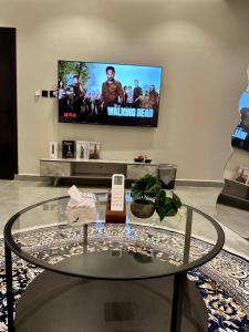 Studio with hotel bed and 654k screen