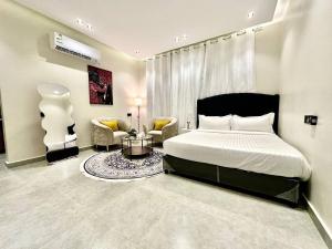 Studio with hotel bed and 654k screen