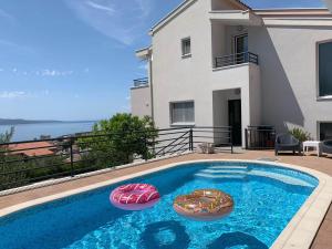 Three-Bedroom Apartment with Balcony and Sea View room in Villa Tonka