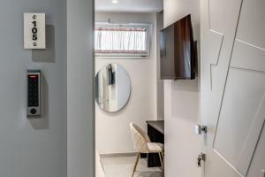 Queen Room with Balcony room in Welcome Inn Napoli