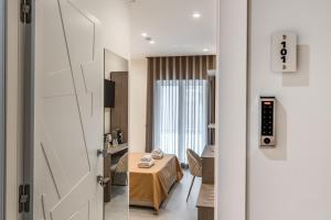 Deluxe Double Room with Balcony room in Welcome Inn Napoli