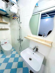 Heart of Hoan Kiem-RARE 5BR Private house unique design travel hub 13pax