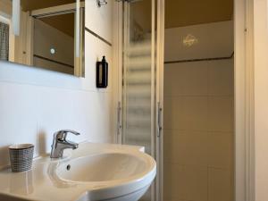 Hotels Hotel des Pins : photos des chambres