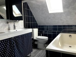 Maisons de vacances Belle maison de vacances, a 1 minute de la plage, avec terrasse et jacuzzi : photos des chambres