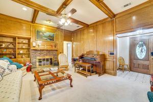 Pet-Friendly Home with Pool - 8 Mi to Central Plano!