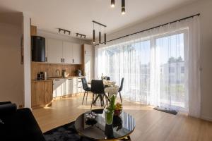 Apartament Ustka Holiday - Black Alice z balkonem i klimatyzacją