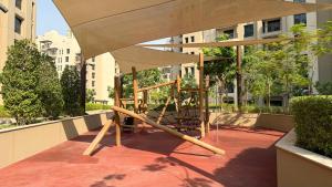 Elegant Stay with Pool & Gym Near Iconic Landmarks