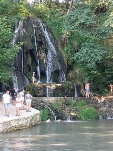 Domček pri vodopáde