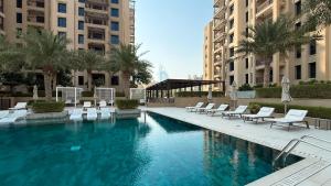 Elegant Stay with Pool & Gym Near Iconic Landmarks