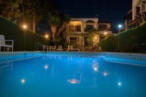 Ibiscus Pool & Garden Apartment Walk to Beach, Harbour & Castle, Kato Paphos