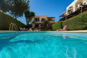 Ibiscus Pool & Garden Apartment Walk to Beach, Harbour & Castle, Kato Paphos