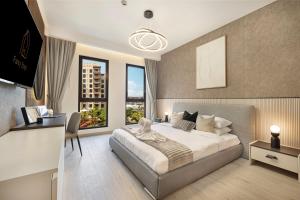 Elegant Stay with Pool & Gym Near Iconic Landmarks